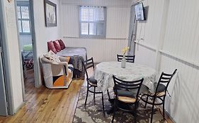 CASA de 2 quartos com 2 ares-condicionados em TORRES-RS - Na mais bela praia Gaúcha - Cozinha - Banheiro - TV smart 32 e Wi-Fi - Estacionamento - Anfitriã Superhost no BnB